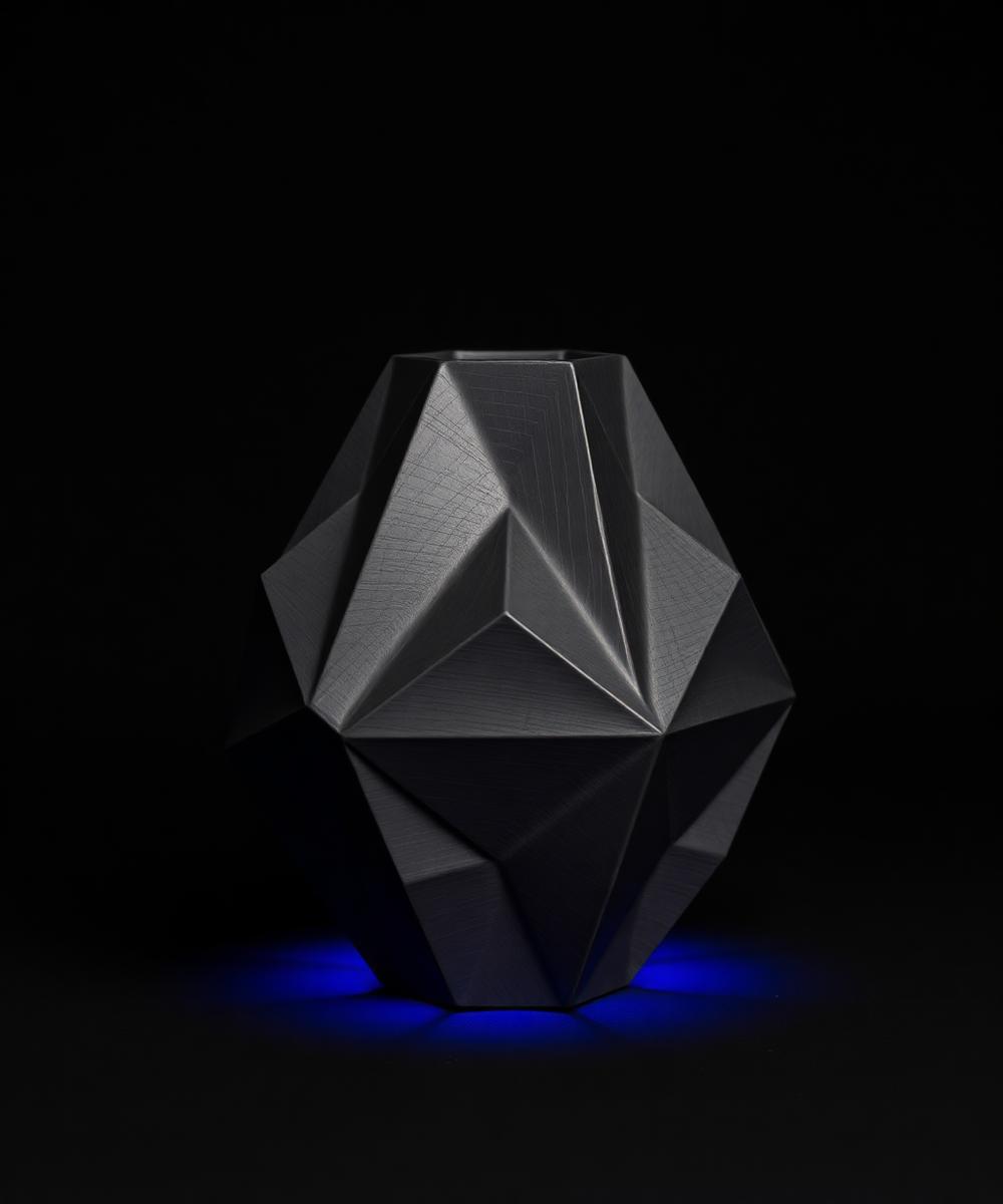 Vaso decorativo geométrico impresso em 3D com linhas de camada visíveis