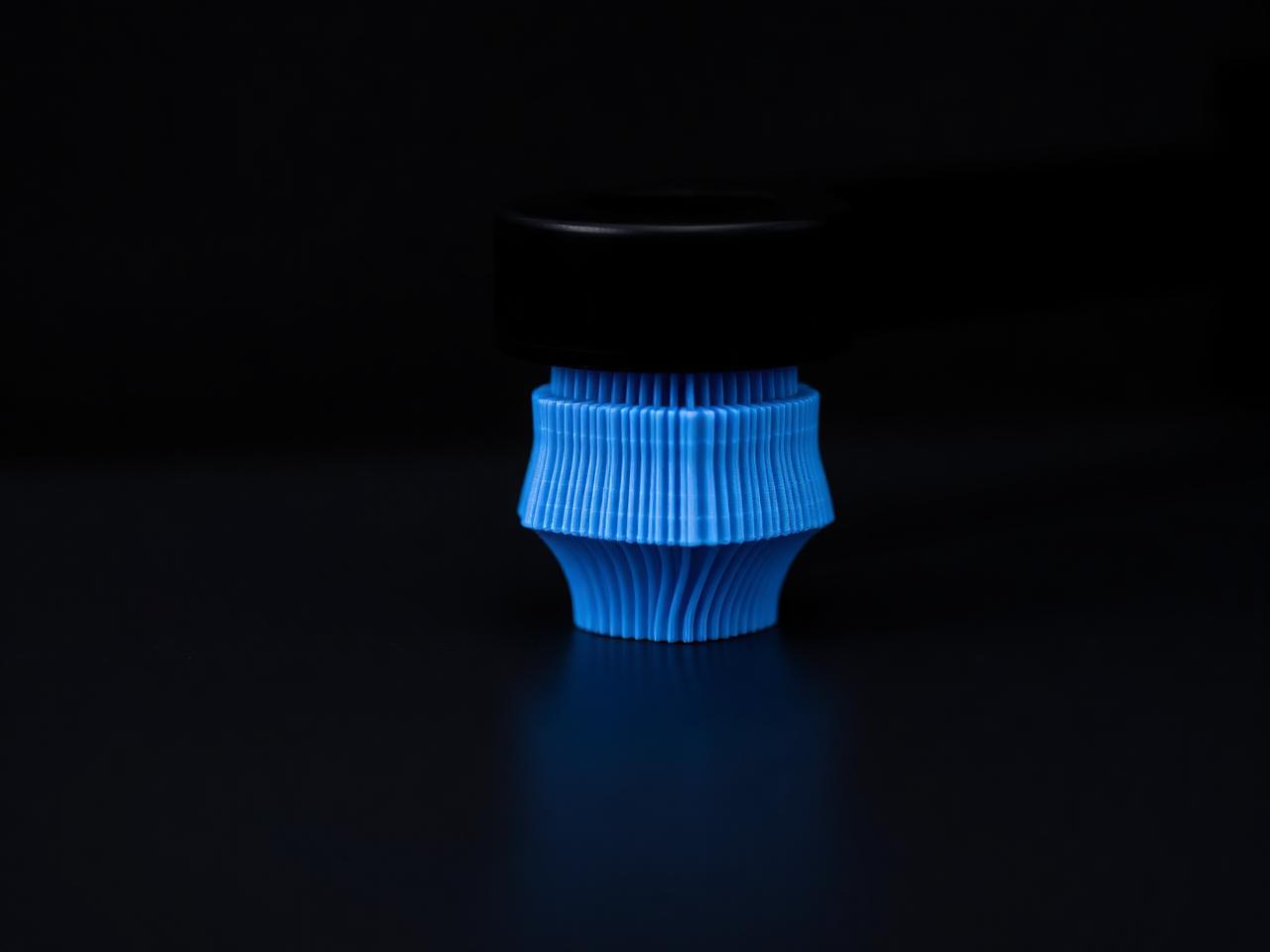 Detalhe macro de uma impressão 3D sendo produzida camada por camada